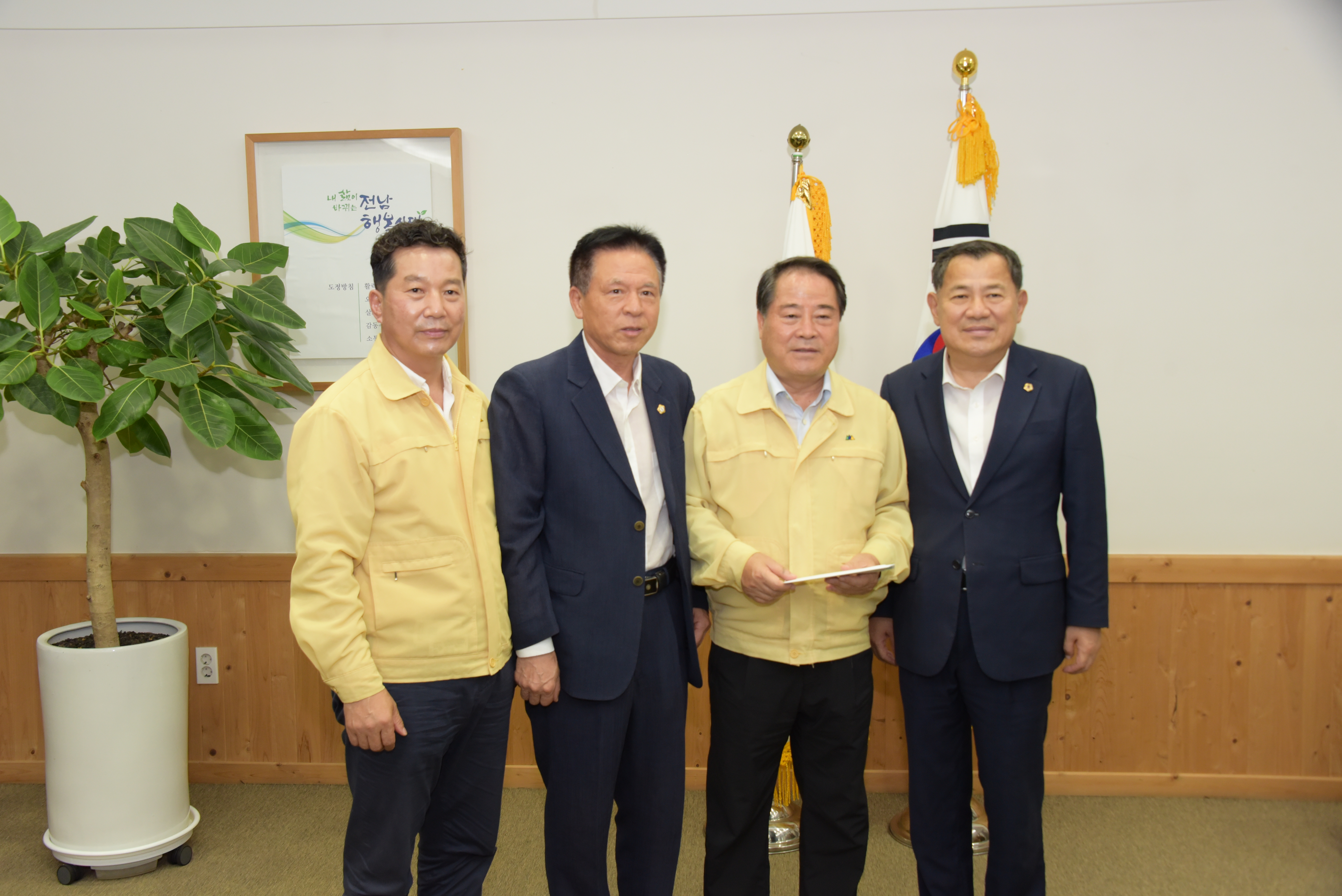 전남시군의회 의장협의회와 진도군의회, 수재민 위해 성금 및 위문품 전달 1