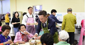 최용만 의장, 이기범 의원 사랑의 자장면 나눔 봉사 2